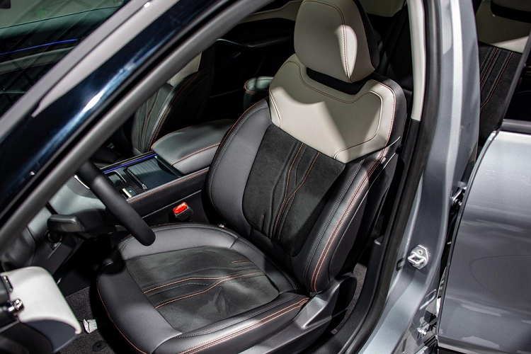 Không chỉ lột xác về thiết kế, Ford Mondeo 2022 còn có kích thước lớn hơn thế hệ cũ, bao gồm chiều dài 4.935 mm, chiều rộng 1.875 mm, chiều cao 1.500 mm và chiều dài cơ sở 2.945 mm. Tuy có chiều dài cơ sở lớn, gần bằng Ford Taurus, nhưng Mondeo mới chỉ được định vị trong phân khúc sedan cỡ trung.