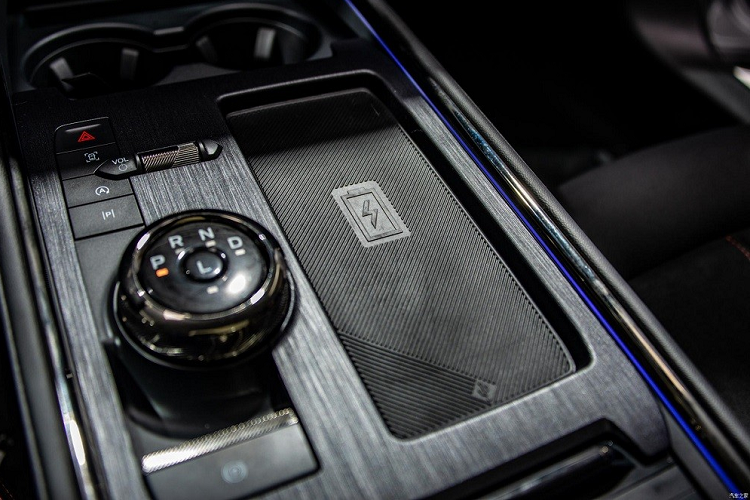 Đằng sau, Mondeo mới được trang bị đuôi xe ngắn với cánh gió vuốt lên, tích hợp logo của hãng Ford. Bên dưới cánh gió này là cụm đèn hậu LED vắt ngang đuôi xe với tạo hình gợi liên tưởng đến VinFast LUX A2.0. Ngoài ra, trên cửa cốp sau còn có tem chữ nổi "Mondeo" khá lớn. Dưới nữa là 2 đầu ống xả giả được bao quanh bằng nẹp mạ crôm và bộ khuếch tán gió thể thao.