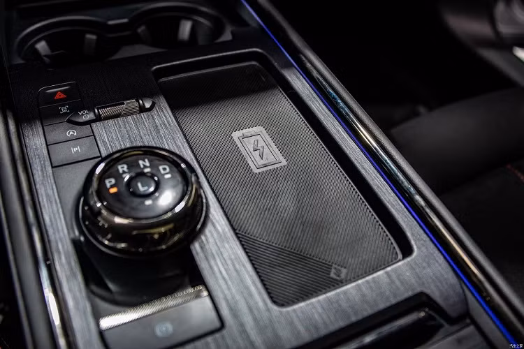 Đằng sau, Mondeo mới được trang bị đuôi xe ngắn với cánh gió vuốt lên, tích hợp logo của hãng Ford. Bên dưới cánh gió này là cụm đèn hậu LED vắt ngang đuôi xe với tạo hình gợi liên tưởng đến VinFast LUX A2.0. Ngoài ra, trên cửa cốp sau còn có tem chữ nổi "Mondeo" khá lớn. Dưới nữa là 2 đầu ống xả giả được bao quanh bằng nẹp mạ crôm và bộ khuếch tán gió thể thao.