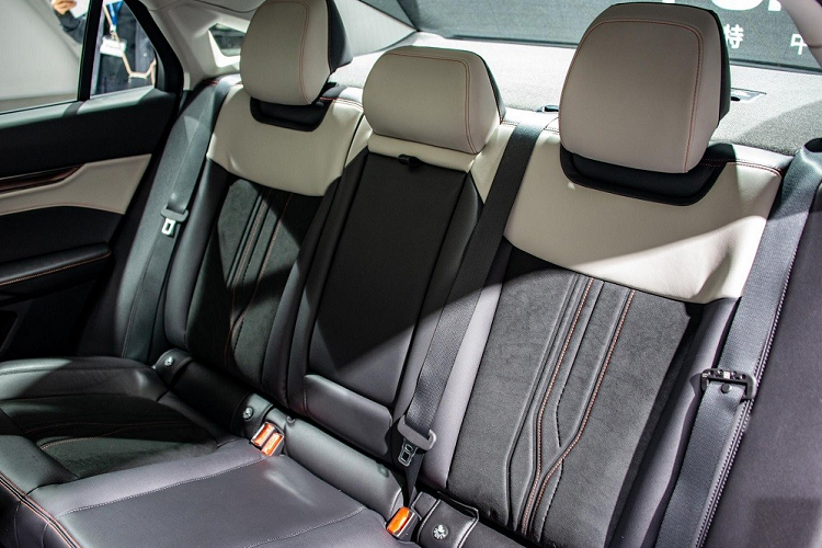 Đáng tiếc là hiện không gian nội thất của mẫu xe này hiện chưa được hé lộ. Tuy nhiên, sẽ không bất ngờ nếu Ford Mondeo 2022 sở hữu thiết kế và trang bị nội thất tương tự Evos mới. Nếu đúng như vậy, mẫu xe này có thể sẽ được thừa hưởng màn hình cong 1,1 m trên mặt táp-lô của Ford Evos mới.