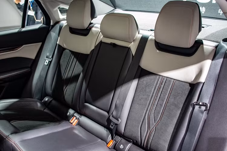 Đáng tiếc là hiện không gian nội thất của mẫu xe này hiện chưa được hé lộ. Tuy nhiên, sẽ không bất ngờ nếu Ford Mondeo 2022 sở hữu thiết kế và trang bị nội thất tương tự Evos mới. Nếu đúng như vậy, mẫu xe này có thể sẽ được thừa hưởng màn hình cong 1,1 m trên mặt táp-lô của Ford Evos mới.