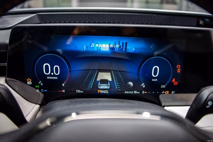 Đúng như hình ảnh rò rỉ, Ford Mondeo 2022 sở hữu thiết kế đầu xe khá giống với người anh em Evos. Tuy nhiên, vì là xe sedan nên Ford Mondeo mới có trọng tâm thấp hơn. Trên đầu xe, Ford Mondeo 2022 được trang bị lưới tản nhiệt cỡ lớn với thiết kế dạng vảy, tạo hiệu ứng không gian 3 chiều.