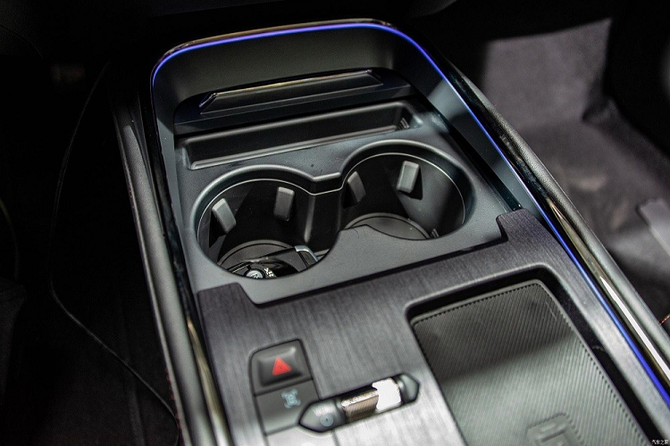 Nhìn từ bên sườn, Ford Mondeo 2022 vẫn tạo cảm giác thể thao nhờ đường dập gân kép nổi bật, chạy từ đèn pha đến hết cửa trước và từ cửa sau đến đèn hậu. Tiếp đến là các cột và nóc màu đen, mang đến "bộ cánh" ngoại thất phối 2 màu thời trang cho xe. Ngoài ra, mẫu sedan cỡ trung này còn có tay nắm cửa nằm chìm vào thân xe, vừa tạo cảm giác liền lạc vừa giảm hệ số lực cản không khí. Đó là chưa kể đến bộ vành hợp kim 19 inch với thiết kế 5 chấu kép và nẹp kim loại làm điểm nhấn bên dưới cửa.