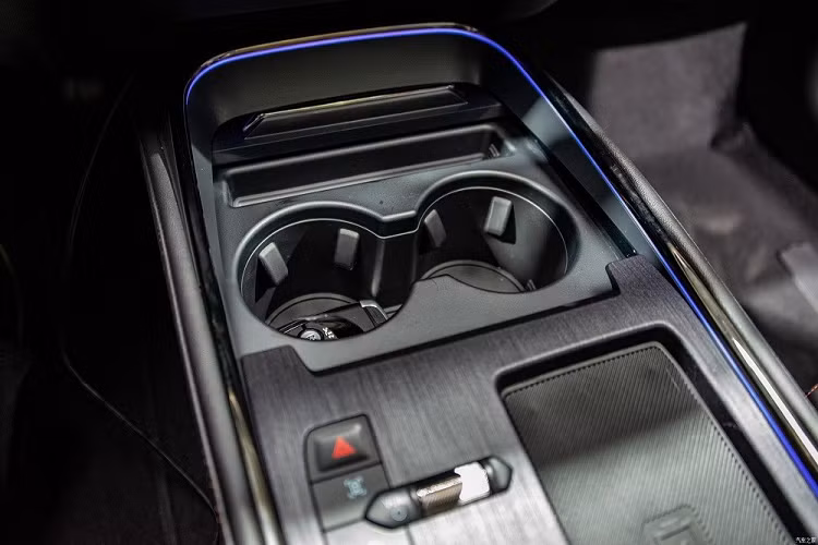 Nhìn từ bên sườn, Ford Mondeo 2022 vẫn tạo cảm giác thể thao nhờ đường dập gân kép nổi bật, chạy từ đèn pha đến hết cửa trước và từ cửa sau đến đèn hậu. Tiếp đến là các cột và nóc màu đen, mang đến "bộ cánh" ngoại thất phối 2 màu thời trang cho xe. Ngoài ra, mẫu sedan cỡ trung này còn có tay nắm cửa nằm chìm vào thân xe, vừa tạo cảm giác liền lạc vừa giảm hệ số lực cản không khí. Đó là chưa kể đến bộ vành hợp kim 19 inch với thiết kế 5 chấu kép và nẹp kim loại làm điểm nhấn bên dưới cửa.