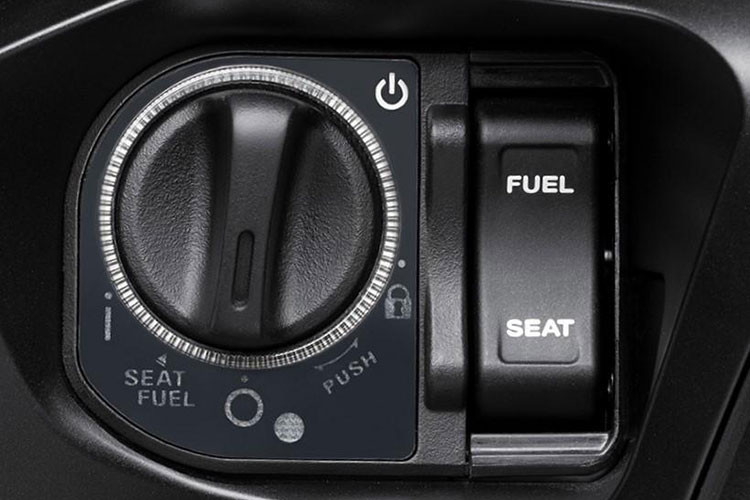 Thân xe nổi bật với những đường cong liền mạch từ đầu đến đuôi xe. Cụm đèn trước công nghệ LED. Bản thể thao và đặc biệt nhận diện với tem SH trên ốp mặt nạ. Đèn hậu LED, tay dắt vuốt thon gọn.