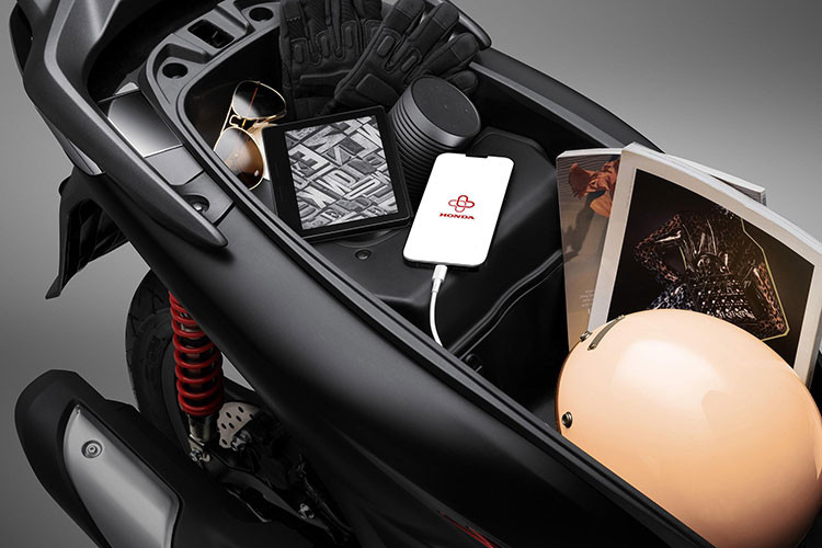 Xe được trang bị hàng loạt tiện ích hàng đầu. Hệ thống chống bó cứng phanh ABS hai kênh được trang bị trên phiên bản Cao cấp, Đặc biệt và Thể thao của cả SH160i mới. Dung tích hộc chứa đồ lên đến 28L, đa năng khi được tích hợp ổ cắm USB tiện dụng.