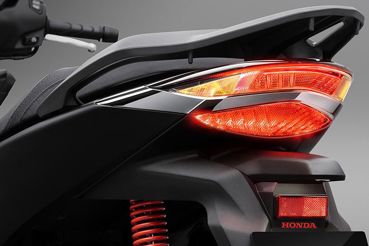 Nắp bình xăng được giữ ở phía trước, đảm bảo sự thuận tiện cho chủ sở hữu mỗi lần đổ xăng. Phiên bản duy trì trang bị hệ thống khoá thông minh Honda SMART Key tiện lợi. Tay lái bên trái được giữ nguyên công tắc đa dụng để dễ dàng chuyển đổi qua lại giữa các màn hình và chế độ khác nhau.