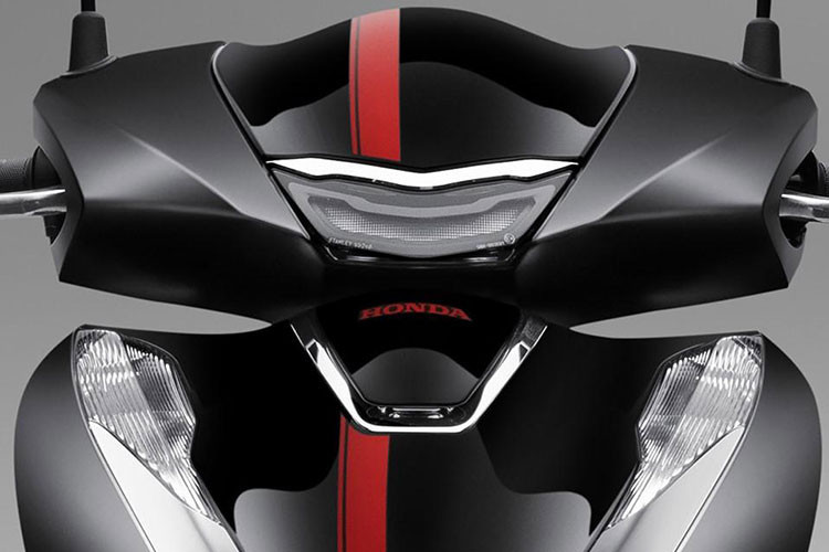 Thay đổi nhiều nhất là 2 phiên bản Honda SH160i Thể thao và Đặc biệt với yếm trước có dải decal màu đỏ/đen, lò xo giảm xóc sau không mang màu đen như 2 phiên bản thấp hơn mà có màu đỏ.