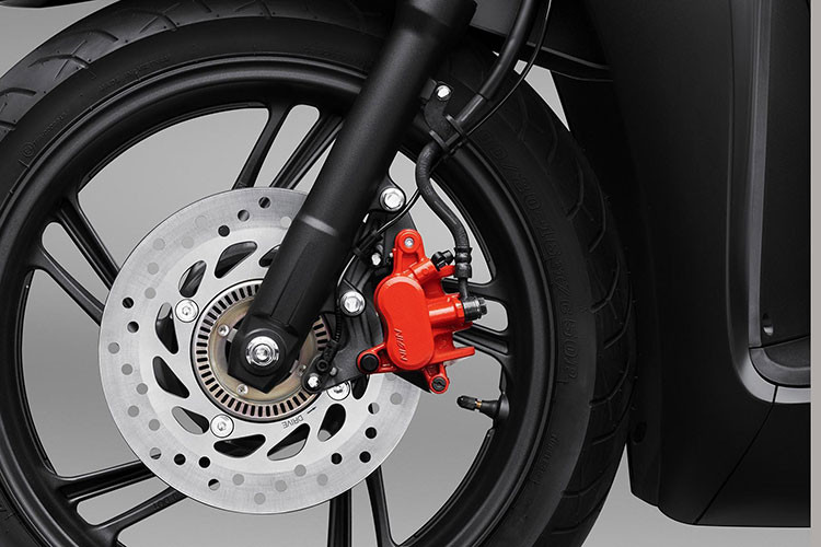 Động cơ của Honda SH160i vẫn là loại xy-lanh đơn, dung tích 156,9 cc. Khối động cơ này sản sinh công suất 16,6 mã lực tại 8.500 vòng/phút, mô-men xoắn cực đại 14,8 Nm tại 6.500 vòng/phút. 