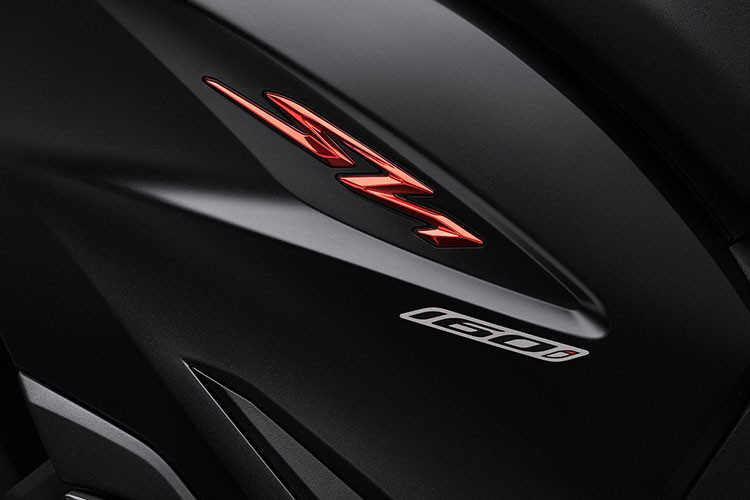 Trên phiên bản phanh ABS của SH160i/125i mới, HVN duy trì trang bị hệ thống kiểm soát lực kéo (HSTC), công nghệ vốn thường chỉ áp dụng trên những mẫu xe phân khối lớn, giúp người lái an tâm hơn trên mỗi hành trình.