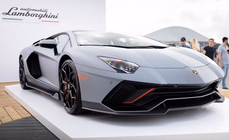 Lamborghini phai san xuat 15 chiec Aventador... den cho khach hang