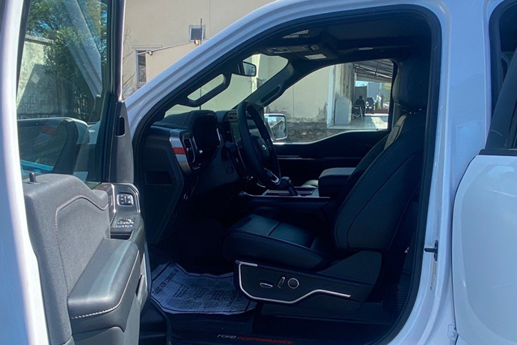 “Dàn chân” F-150 Raptor 2022 mới về Việt Nam sở hữu cỡ lốp 35 inch. Ngoài ra, xe còn có cỡ lốp 37 inch giúp nó đạt khoảng sáng gầm lên đến 330mm, góc tiếp cận 33,1 độ, góc khởi hành tối đa 24,9 độ và góc vượt đỉnh dốc lên đến 24 độ hỗ trợ xe đi off-road tối ưu. Hệ thống treo sử dụng phuộc FOX Live Valve được điều khiển điện tử có thể thay đổi tỷ lệ giảm xóc 500 lần mỗi giây.