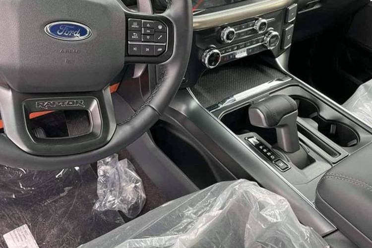 Ford F-150 Raptor 2022 tiếp tục sử dụng động cơ xăng V6 3.5 lít tăng áp kép Ecoboost cho công suất 450 mã lực và mô men xoắn cực đại 690Nm, sử dụng kết hợp với hộp số tự động 10 cấp, đi cùng với hệ dẫn động 2 cầu tiêu chuẩn, có khoá vi sai điện tử phía sau và vi sai chống trượt. Xe đi kèm với hệ thống ống xả thể thao, cho âm thanh đặc biệt ở nhiều chế độ như Sport và Baja (chạy cát).