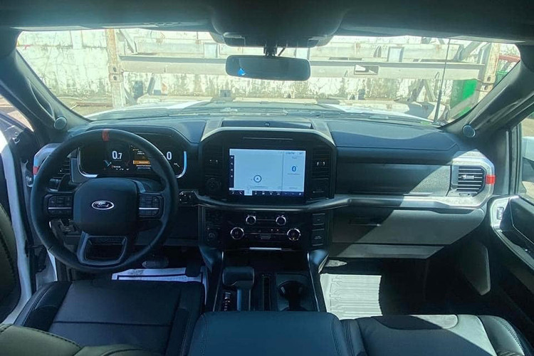 Ford F-150 Raptor 2022 tiếp tục sử dụng động cơ xăng V6 3.5 lít tăng áp kép Ecoboost cho công suất 450 mã lực và mô men xoắn cực đại 690Nm, sử dụng kết hợp với hộp số tự động 10 cấp, đi cùng với hệ dẫn động 2 cầu tiêu chuẩn, có khoá vi sai điện tử phía sau và vi sai chống trượt. Xe đi kèm với hệ thống ống xả thể thao, cho âm thanh đặc biệt ở nhiều chế độ như Sport và Baja (chạy cát).