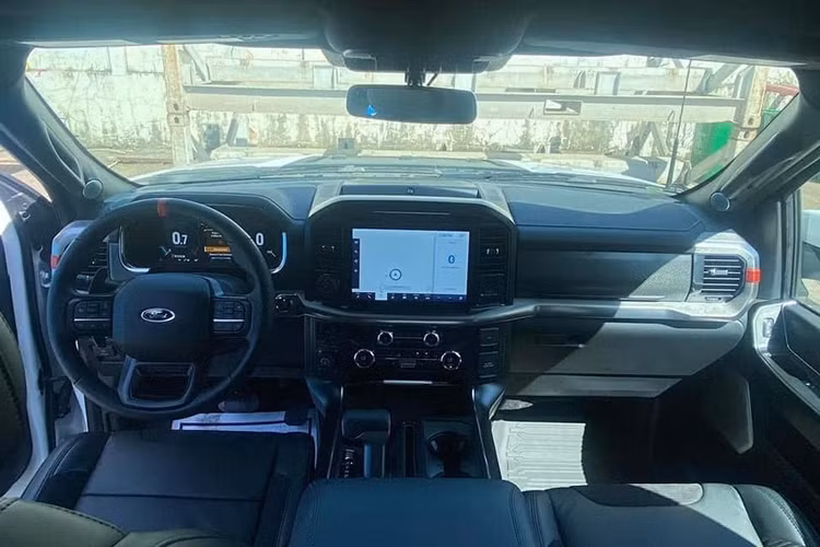 Ford F-150 Raptor 2022 tiếp tục sử dụng động cơ xăng V6 3.5 lít tăng áp kép Ecoboost cho công suất 450 mã lực và mô men xoắn cực đại 690Nm, sử dụng kết hợp với hộp số tự động 10 cấp, đi cùng với hệ dẫn động 2 cầu tiêu chuẩn, có khoá vi sai điện tử phía sau và vi sai chống trượt. Xe đi kèm với hệ thống ống xả thể thao, cho âm thanh đặc biệt ở nhiều chế độ như Sport và Baja (chạy cát).