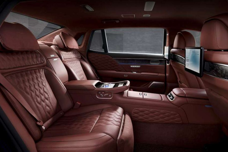 Hiện giá xe tại Mỹ chưa được công bố, trong khi đó ở Hàn Quốc, Genesis G90 2022 có giá khởi điểm từ 89,57 triệu Won (khoảng 1,73 tỷ đồng) đối với phiên bản thường và 165,57 triệu Won (khoảng 3,2 tỷ đồng) cho bản trục cơ sở dài