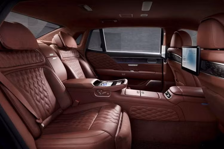 Hiện giá xe tại Mỹ chưa được công bố, trong khi đó ở Hàn Quốc, Genesis G90 2022 có giá khởi điểm từ 89,57 triệu Won (khoảng 1,73 tỷ đồng) đối với phiên bản thường và 165,57 triệu Won (khoảng 3,2 tỷ đồng) cho bản trục cơ sở dài