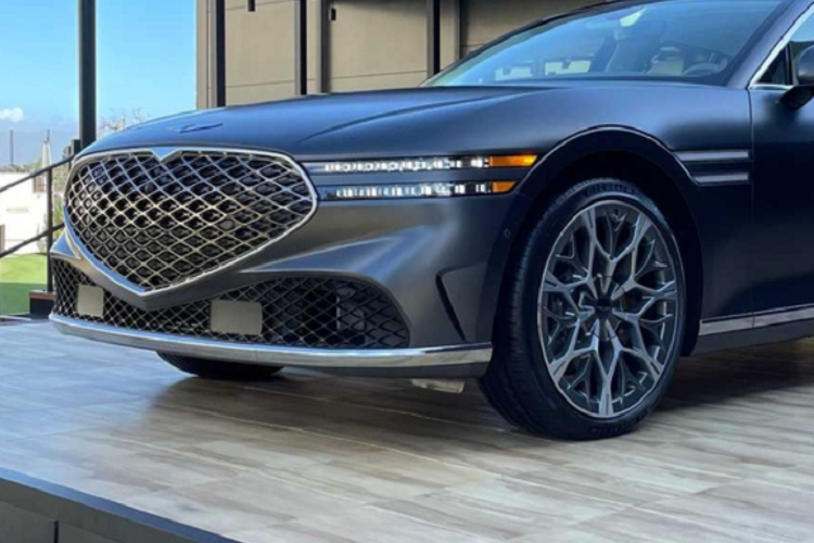 Genesis G90 hybrid mới sẽ dùng hộp số tự động 8 cấp và hệ dẫn động 4 bánh toàn thời gian. Mẫu xe này sẽ có mức tiêu thụ nhiên liệu là 13,8 / 9,8 / 11,7 lít trên 100 km đường thành phố / đường cao tốc / đường hỗn hợp, khá tương đồng với bản động cơ đốt trong (13 / 9 / 11,2 lít / 100 km) mà lại mạnh hơn đáng kể (bản động cơ đốt trong chỉ có công suất 375 mã lực).