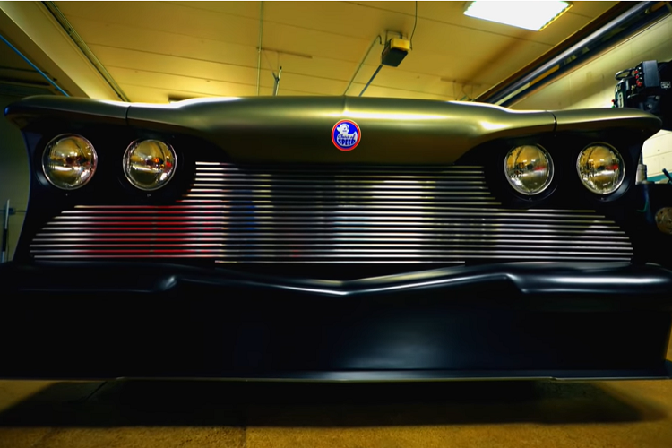 Trên thực tế, đây không phải là chiếc xe đua tốc độ đất liền đầu tiên mà Friedrich từng tự tay chế tạo. Trước đó, anh ấy đã có một chiếc coupe thân thép Henry Ford đời 1934 với động cơ 572 EFI HEMI.