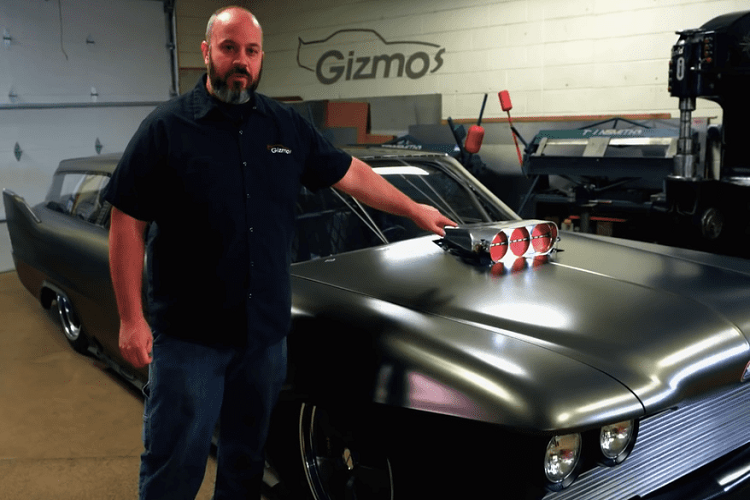 Trước hết, chiếc wagon 4 cửa ban đầu đã được chuyển đổi thành dạng 2 cửa. Phần nóc xe cũng đã được cắt bỏ để mang lại phong thái gọn gàng bóng bẩy hơn, kết hợp lưới tản nhiệt tái thiết kế đẹp mắt, kẹp phanh Brembo làm riêng, và những tấm chắn bùn độ riêng. Ngay cả lớp sơn hoàn thiện cũng rất độc đáo, khiến Project 606 trông giống như một tác phẩm nghệ thuật di động sau 2,5 năm thời gian hoàn thành.