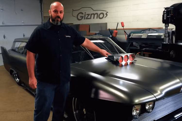 Trước hết, chiếc wagon 4 cửa ban đầu đã được chuyển đổi thành dạng 2 cửa. Phần nóc xe cũng đã được cắt bỏ để mang lại phong thái gọn gàng bóng bẩy hơn, kết hợp lưới tản nhiệt tái thiết kế đẹp mắt, kẹp phanh Brembo làm riêng, và những tấm chắn bùn độ riêng. Ngay cả lớp sơn hoàn thiện cũng rất độc đáo, khiến Project 606 trông giống như một tác phẩm nghệ thuật di động sau 2,5 năm thời gian hoàn thành.