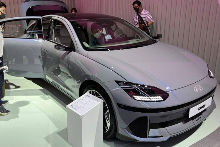 Sự chênh lệch này khiến nhiều người ngạc nhiên, bởi vì Ioniq 6 là một mẫu sedan trong khi Ioniq 5 là SUV tầm trung - phân khúc đang được người tiêu dùng quan tâm hàng đầu hiện nay. Có thể thấy, Ioniq 5 là bệ phóng giúp Ioniq 6 thành công như vậy.
