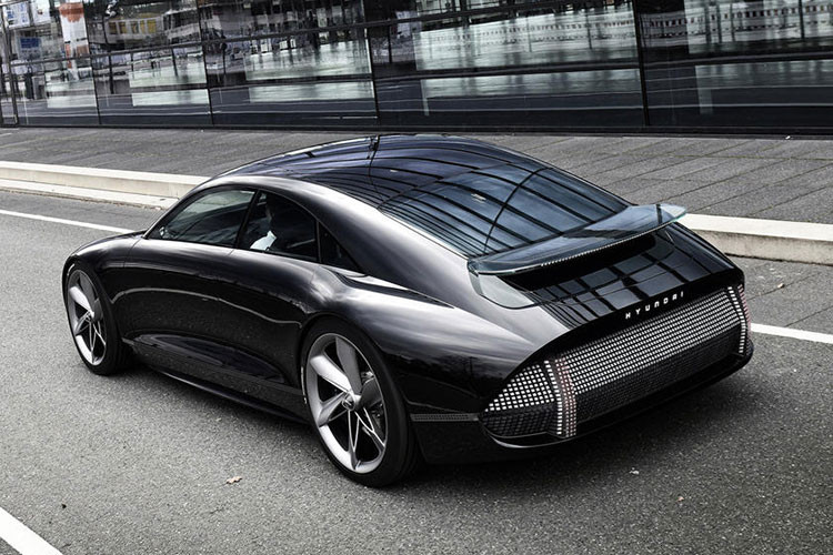 Ngoài ra, Ioniq 6 còn được trang bị bộ sạc nhanh, hỗ trợ cả hai loại đầu sạc 400-V và 800-V, cho khả năng vận hành tới 100km chỉ sau 5 phút sạc và dung lượng pin tăng từ 10% đến 80% chỉ trong 18 phút.