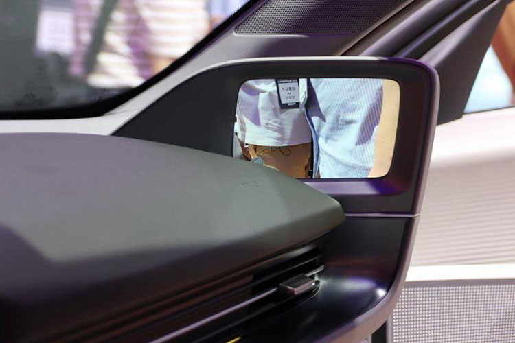 Trên bản tiêu chuẩn, Ioniq 6 sở hữu màn kép bao gồm bảng đồng hồ kỹ thuật số 12,3 inch, màn hình thông tin giải trí, hệ thống sưởi, bơm nhiệt, hỗ trợ lái xe trên cao tốc, phanh tự động, 7 túi khí quanh xe, dàn loa Bose cao cấp, ghế trước sưởi ấm/làm mát, ghế lái chỉnh điện 8 hướng, cốp điện, sạc không dây thông minh, kính cách âm, kính trước cản tia UV...