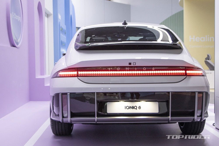 Tại Hàn Quốc, mẫu sedan điện Hyundai Ioniq 6 được phân phối với 2 phiên bản là Stardard Range và Long Range. Stardard Range chỉ có 1 bản trang bị là Exclusive. Giá xe Hyundai Ioniq 6 2023 dao động từ 54 - 54,5 triệu Won (tương đương từ 971 đến 980 triệu đồng).