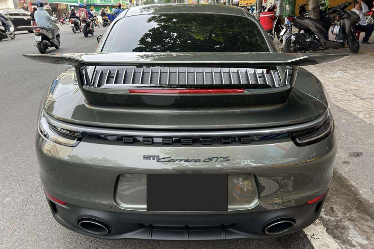 Hiện chưa rõ ông Đặng Lê Nguyên Vũ đã phải chi bao nhiêu tiền để sở hữu chiếc xe thể thao Porsche 911 Carrera GTS 992 bản số sàn. Chỉ biết rằng, tại thị trường Việt Nam giá xe Porsche 911 Carrera GTS 2022 đang được bán chính hãng với giá từ 8,82 tỷ đồng, chưa bao gồm các tùy chọn.