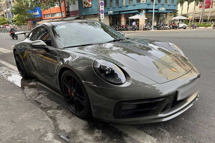Theo đó, chiếc thể thao Porsche 911 Carrera GTS 992 số sàn của Đặng Lê Nguyên Vũ “rước về dinh” cách đây gần 1 tháng. Tuy nhiên, mãi đến nay siêu phẩm đến từ nước Đức mới được chủ nhân cho xuống phố “dạo mát”.
