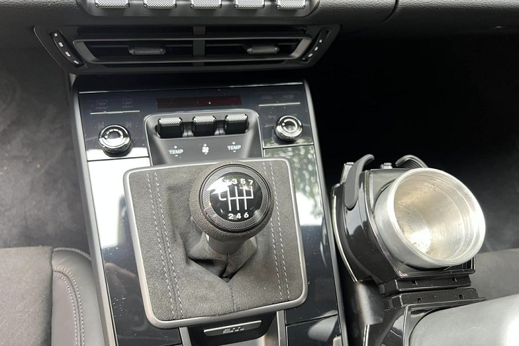 Khối động cơ này đi kèm với hộp số sàn 7 cấp có thêm chân côn, thay vì hộp số tự động ly hợp kép 8 cấp PDK. Hệ thống treo đặc biệt của GTS thừa hưởng từ phiên bản 911 Turbo và được tinh chỉnh, giúp xe vận hành chuẩn xác.