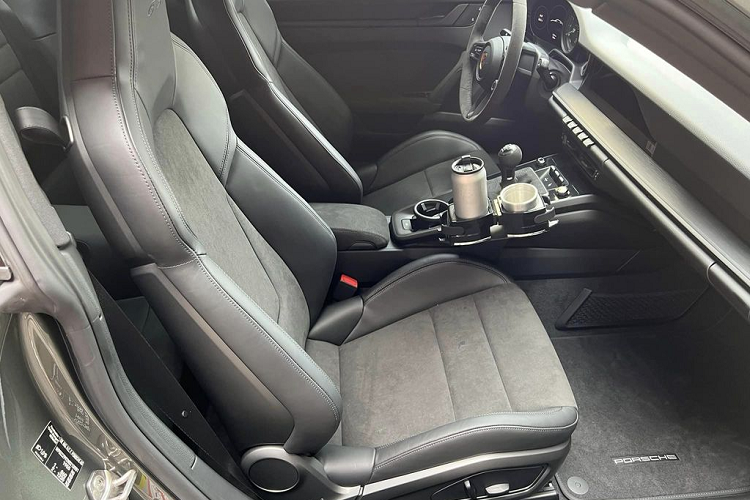 Bên trong cabin, nội thất của xe mang màu đen chủ đạo. Các chi tiết bằng chất liệu vi sợi Race-Tex góp phần tạo nên không gian nội thất vừa năng động, vừa thanh lịch. Ghế ngồi thể thao được bọc da Alcantara, bậc cửa có logo 911 Carrera GTS. Hình ảnh đồng hồ xe cho thấy, chiếc Porsche 911 Carrera GTS 992 này mới chỉ được chủ nhân cho lăn bánh quãng đường 78 km.