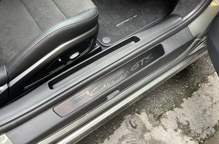 Hệ thống treo chủ động của Porsche (PASM) được trang bị tiêu chuẩn cho phép bộ giảm xóc phản ứng tức thì với mọi tình huống. Các kỹ sư của Porsche cũng trang bị cho các phiên bản GTS mới hệ thống phanh hiệu suất cao được tinh chỉnh từ hệ thống phanh của 911 Turbo.