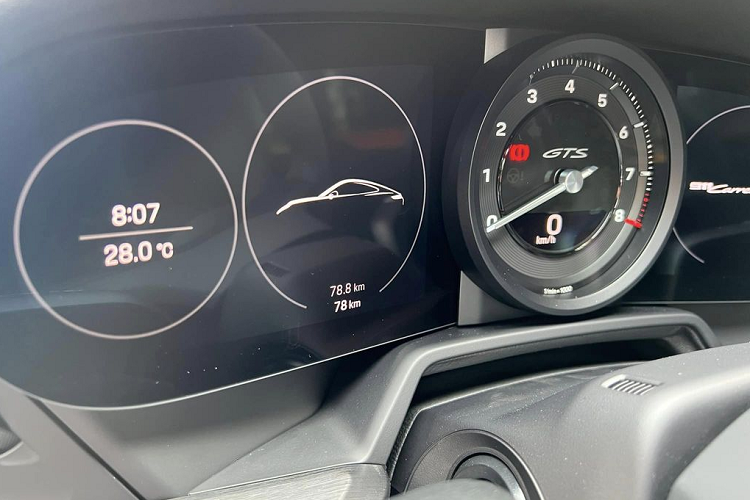 Về truyền động, Porsche 911 Carera GTS 2022 của ông Đặng Lê Nguyên Vũ được trang bị khối động cơ Boxer 6 xy-lanh sản sinh công suất 473 mã lực, mô-men xoắn 570 Nm, tăng tốc từ 0 - 100 km/h trong 3,2 giây, tốc độ tối đa 311 km/h.