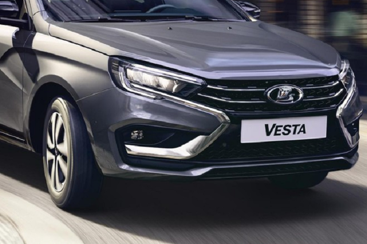 Nằm bên dưới cản sau là bộ khuếch tán gió giả nhằm tăng vẻ thể thao cho xe. Ở Lada Vesta SW Cross 2022, chúng ta sẽ thấy gầm cao hơn và nẹp nhựa màu đen bao quanh thân xe. Tương tự phiên bản sedan, Lada Vesta SW Cross 2022 cũng có hệ thống đèn pha LED toàn phần, đèn hậu LED mới và cản trước/sau cải tiến.