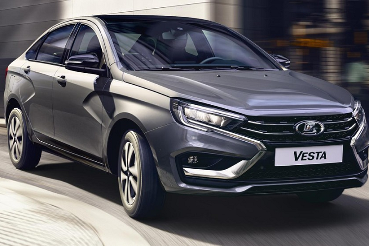 Qua những hình ảnh do hãng AvtoVAZ tung ra, có thể thấy dòng xe Lada Vesta Sedan 2022 chỉ thay đổi nhẹ so với trước. Cụ thể, đầu xe Lada Vesta Sedan 2022 được trang bị cụm đèn pha LED toàn phần mới, nối liền với nẹp mạ crôm kéo dài xuống cản trước và bao quanh hốc đèn sương mù. Chi tiết nẹp mạ crôm này tạo thành hình chữ "X" trên đầu xe và gợi liên tưởng đến thiết kế Dynamic Shield của hãng Mitsubishi.