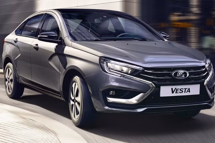 Qua những hình ảnh do hãng AvtoVAZ tung ra, có thể thấy dòng xe Lada Vesta Sedan 2022 chỉ thay đổi nhẹ so với trước. Cụ thể, đầu xe Lada Vesta Sedan 2022 được trang bị cụm đèn pha LED toàn phần mới, nối liền với nẹp mạ crôm kéo dài xuống cản trước và bao quanh hốc đèn sương mù. Chi tiết nẹp mạ crôm này tạo thành hình chữ "X" trên đầu xe và gợi liên tưởng đến thiết kế Dynamic Shield của hãng Mitsubishi.