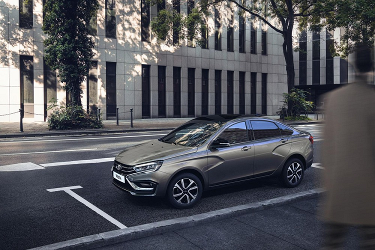 Ngoài Volkswagen và Renault, hãng ôtô nội địa AvtoVAZ hiện cũng đang bị ảnh hưởng bởi cuộc xung đột tại Ukraine. Khi cả thế giới đang dồn sự chú ý vào cuộc chiến giữa Nga và Ukraine thì hãng AvtoVAZ lại tung ra những hình ảnh đầu tiên của Lada Vesta 2022 bản nâng cấp. Trong những hình ảnh này, có cả Lada Vesta Sedan và Vesta SW Cross.