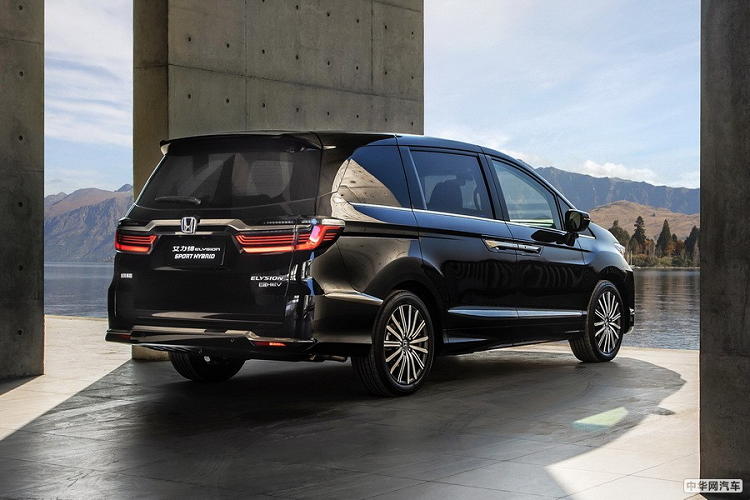 Vòng sang bên sườn, chúng ta sẽ bắt gặp đường gân kéo dài từ chắn bùn trước đến đèn hậu, đường chân kính và nẹp trên cửa đều mạ crôm... cũng như bộ vành hợp kim đa chấu với đường kính 18 inch. Bộ vành này có thiết kế khác với Honda Odyssey mới ở thị trường Trung Quốc.