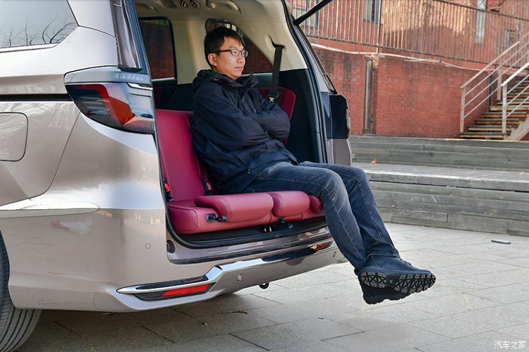 Ở hàng ghế thứ hai, hành khách có thể tháo bệ tì tay trung tâm ra. Lúc này, ở giữa 2 ghế sau sẽ xuất hiện 2 mặt bàn nhỏ. Riêng hàng ghế thứ ba có thể lật ngược lại và đặt xuống sàn xe để ngồi khi đi cắm trại hoặc câu cá.