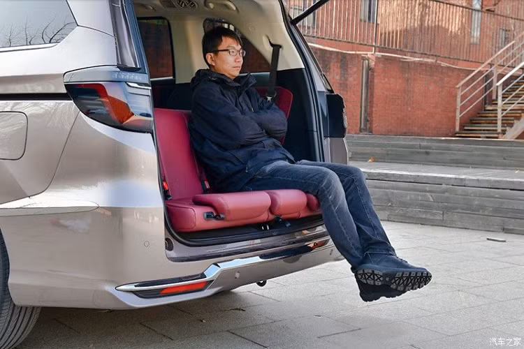 Ở hàng ghế thứ hai, hành khách có thể tháo bệ tì tay trung tâm ra. Lúc này, ở giữa 2 ghế sau sẽ xuất hiện 2 mặt bàn nhỏ. Riêng hàng ghế thứ ba có thể lật ngược lại và đặt xuống sàn xe để ngồi khi đi cắm trại hoặc câu cá.