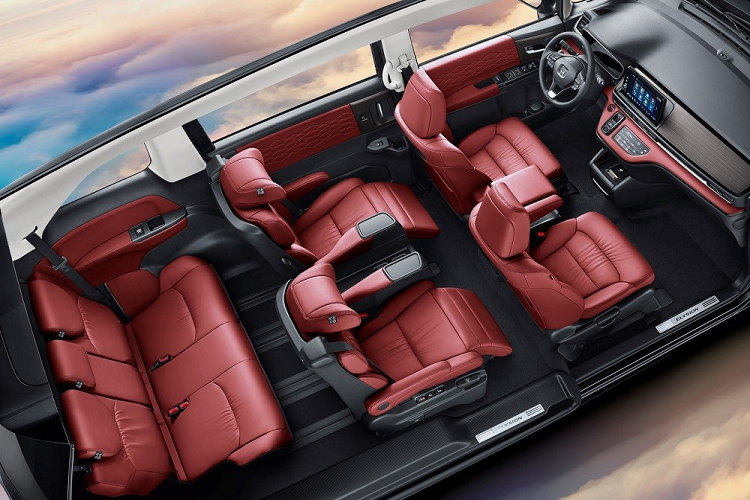 Xe có mặt táp-lô với thiết kế 3 tầng, màn hình thông tin giải trí 10 inch nằm độc lập...bảng đồng hồ kỹ thuật số và vô lăng giống Honda Accord. Tuy nhiên, Honda Elysion 2022 lại không dùng cần số truyền thống mà được trang bị nút bấm chuyển số mới. Những tính năng tiện nghi khác của Honda Elysion 2022 bao gồm hệ thống định vị, kết nối Wi-Fi, ra lệnh bằng giọng nói và điều khiển từ xa qua điện thoại thông minh.