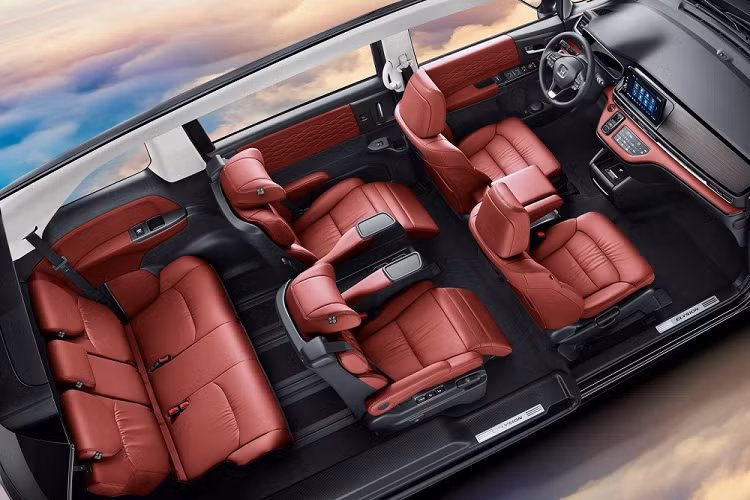 Xe có mặt táp-lô với thiết kế 3 tầng, màn hình thông tin giải trí 10 inch nằm độc lập...bảng đồng hồ kỹ thuật số và vô lăng giống Honda Accord. Tuy nhiên, Honda Elysion 2022 lại không dùng cần số truyền thống mà được trang bị nút bấm chuyển số mới. Những tính năng tiện nghi khác của Honda Elysion 2022 bao gồm hệ thống định vị, kết nối Wi-Fi, ra lệnh bằng giọng nói và điều khiển từ xa qua điện thoại thông minh.