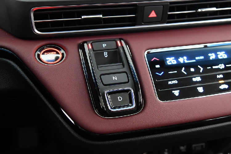 Bên trong Honda Elysion 2022 là không gian nội thất được bê nguyên từ Odyssey sang. Đáng tiếc là nội thất của xe lại phối màu đen và đỏ đậm, tạo cảm giác kém trẻ trung.