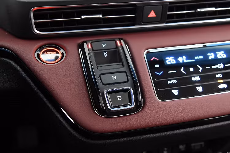 Bên trong Honda Elysion 2022 là không gian nội thất được bê nguyên từ Odyssey sang. Đáng tiếc là nội thất của xe lại phối màu đen và đỏ đậm, tạo cảm giác kém trẻ trung.