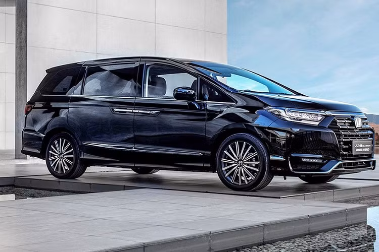 Nếu như Odyssey dành cho Trung Quốc là sản phẩm của liên doanh GAC Honda thì Elysion lại do liên doanh Dongfeng Honda lắp ráp. Không chỉ khác liên doanh, Honda Elysion 2022 còn sở hữu thiết kế thay đổi nhẹ so với Odyssey.