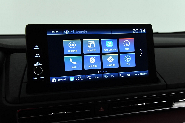 Tương tự đầu xe, đuôi xe của Honda Elysion 2022 cũng gợi liên tưởng đến Odyssey nhờ cụm đèn hậu LED, nối với nhau bằng nẹp mạ crôm. Tuy nhiên, đèn hậu sẽ dùng vỏ màu tối, tạo hiệu ứng sâu hơn khi sáng lên. Ngoài ra, trên cản sau còn có nẹp mạ crôm bao quanh đèn phản quang và cảm biến đá cốp tiện dụng.