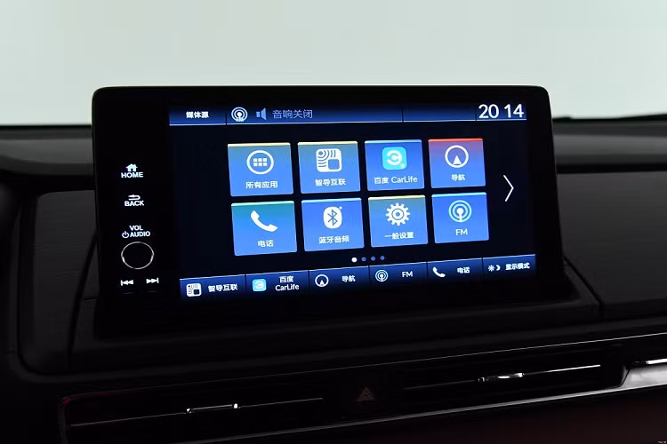 Tương tự đầu xe, đuôi xe của Honda Elysion 2022 cũng gợi liên tưởng đến Odyssey nhờ cụm đèn hậu LED, nối với nhau bằng nẹp mạ crôm. Tuy nhiên, đèn hậu sẽ dùng vỏ màu tối, tạo hiệu ứng sâu hơn khi sáng lên. Ngoài ra, trên cản sau còn có nẹp mạ crôm bao quanh đèn phản quang và cảm biến đá cốp tiện dụng.