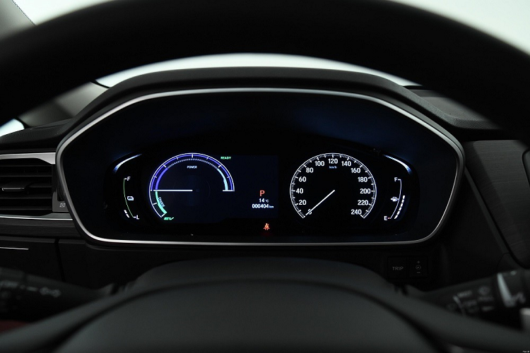 Vì chỉ là phiên bản nâng cấp giữa vòng đời nên mẫu MPV này không thay đổi về kích thước. Xe vẫn sở hữu chiều dài 4.951 mm, chiều rộng 1.842 mm, chiều cao 1.711 mm và chiều dài cơ sở 2.900 mm.